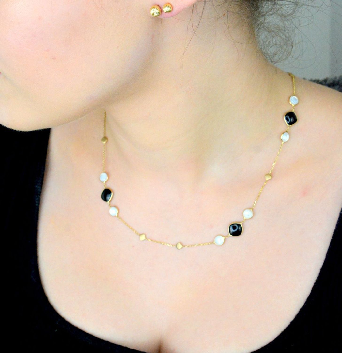 Złoty naszyjnik damski 585 z masą perłową i czarną emalią C AG 1294 Niezwykły blask szlachetnego kruszcu zamknięty w wyjątkowej formie.1.jpg